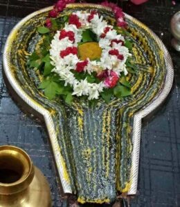 सावन सोमवार में शिव के 108 नामों का जाप करते हुए भक्त