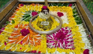 सावन सोमवार 2025 पर भक्त द्वारा शिवलिंग का जल, बेलपत्र और दूध से अभिषेक करते हुए पूजन दृश्य।